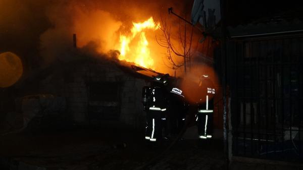 Kepez'de yanan gecekondudaki eşyalarını kurtarmaya çalısan vatandaş hastahanelik oldu