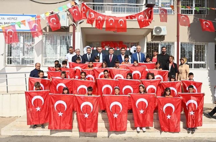 Kepez’den 60 bin öğrenciye 60 bin Türk bayrağı