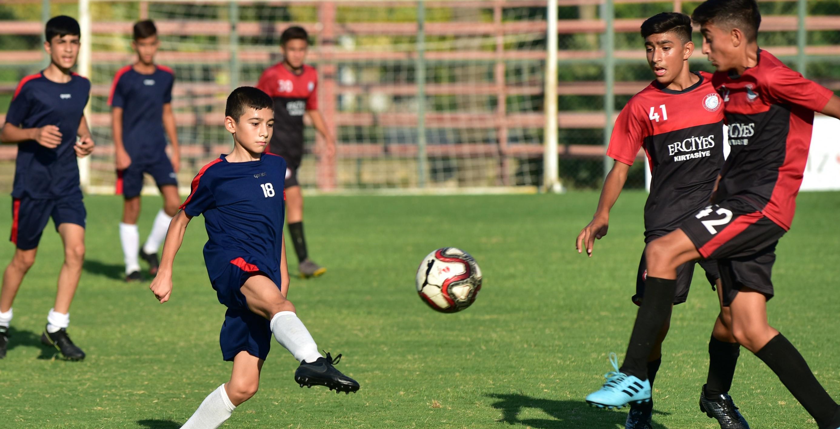 Kepez’den rakip kulüplere saha desteği