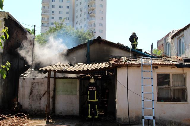 Kepez ilçesinde  müstakil bir evde çıktı