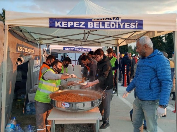 KEPEZ’İN 8 SAHRA MUTFAĞINDAN GÜNDE 30 BİN KİŞİYE SICAK YEMEK