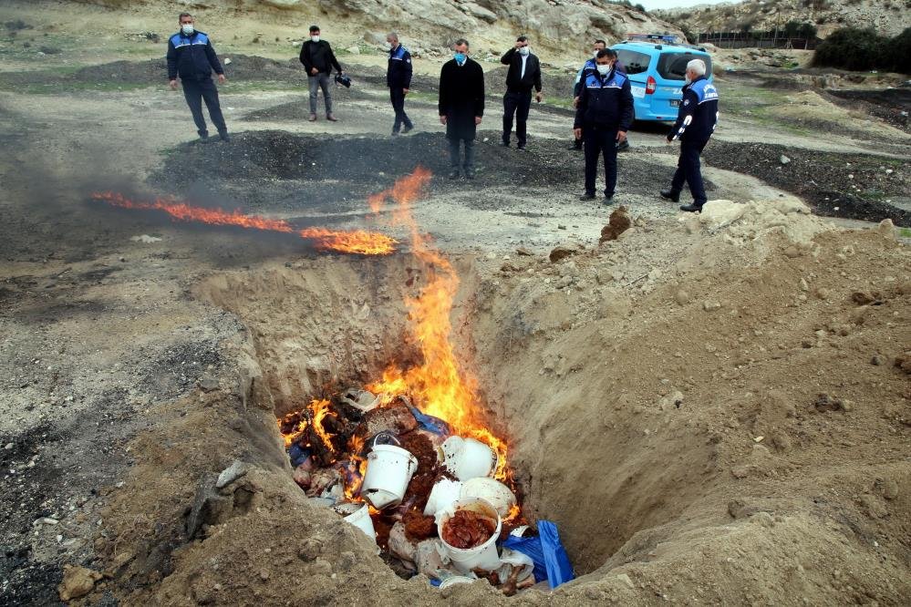 Kilolarca kokmuş et, kıyma, peynir ve salça ele geçirildi