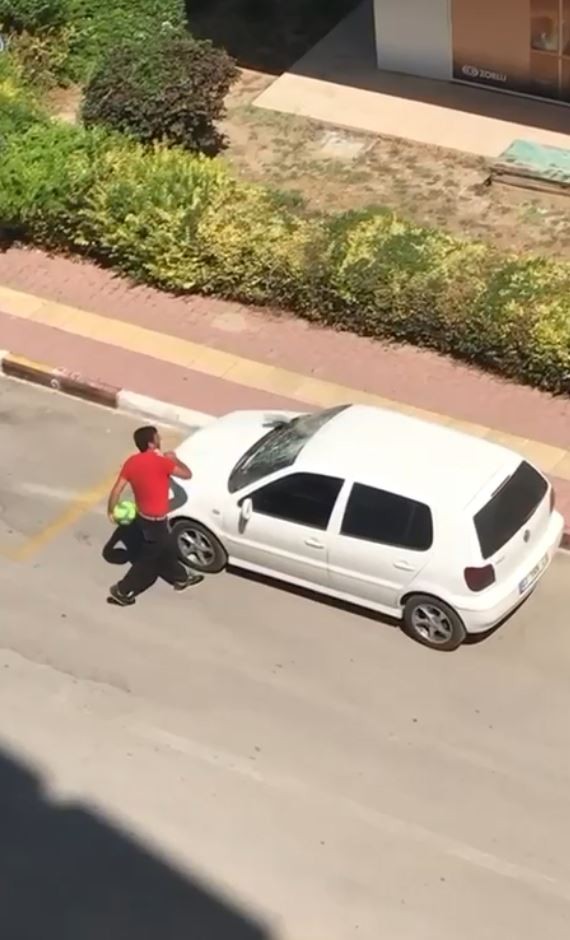Kimliği belirsiz bir kişi park halindeki otomobilin ön camını parke taşıyla kırdı