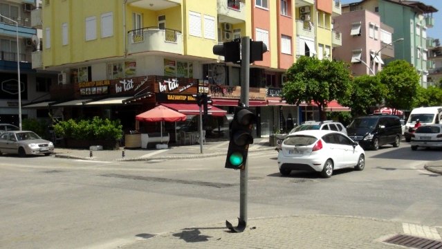 Kırmızı ışık ihlali yaptı trafik lambasına çarparak durabildi