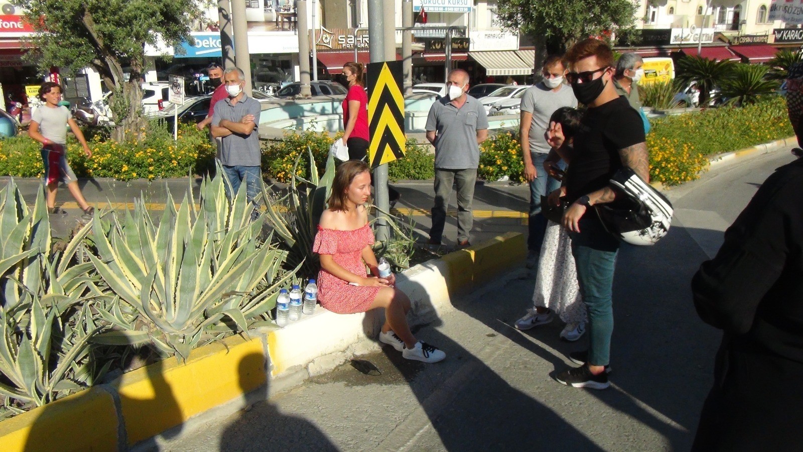 Kırmızı ışık ihlali yaptıktan sonra çarpıştığı motosiklet sürücüsünün yaralandığını gören kadın sürücü, şoka girdi