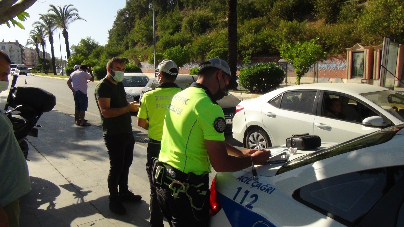 Kırmızı ışıkta geçtiler karı koca polise beddua ettiler