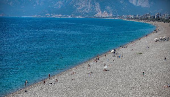 Kısıtlama öncesinde Antalya'da sahillerde insan yoğunluğu yaşandı.