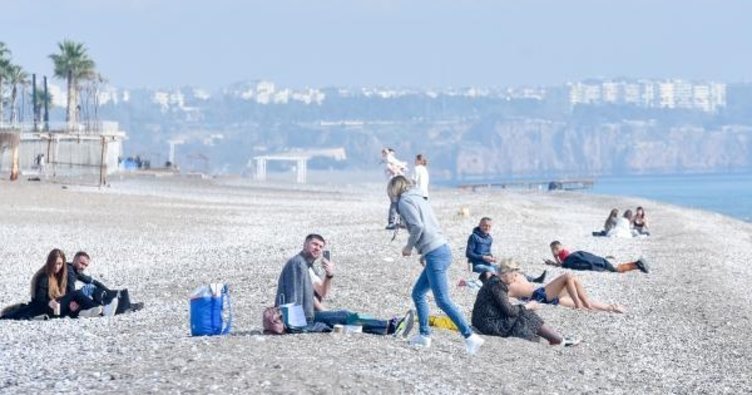 Kısıtlama Saatlerinde Turistlerin Güneş keyfi