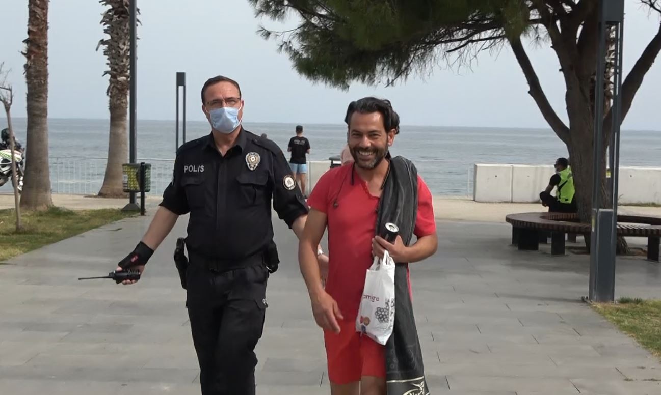 Kısıtlamada yakalanınca yazılan Ceza karşısında neredeyse mutlu olan vatandaş polisin elini öpmek istedi