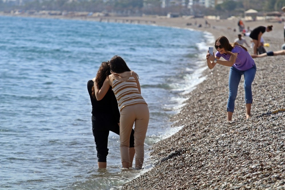 kısıtlamadan muaf tutulan turistler, Şubat ayının son gününde denizin ve güneşin tadını çıkardı.