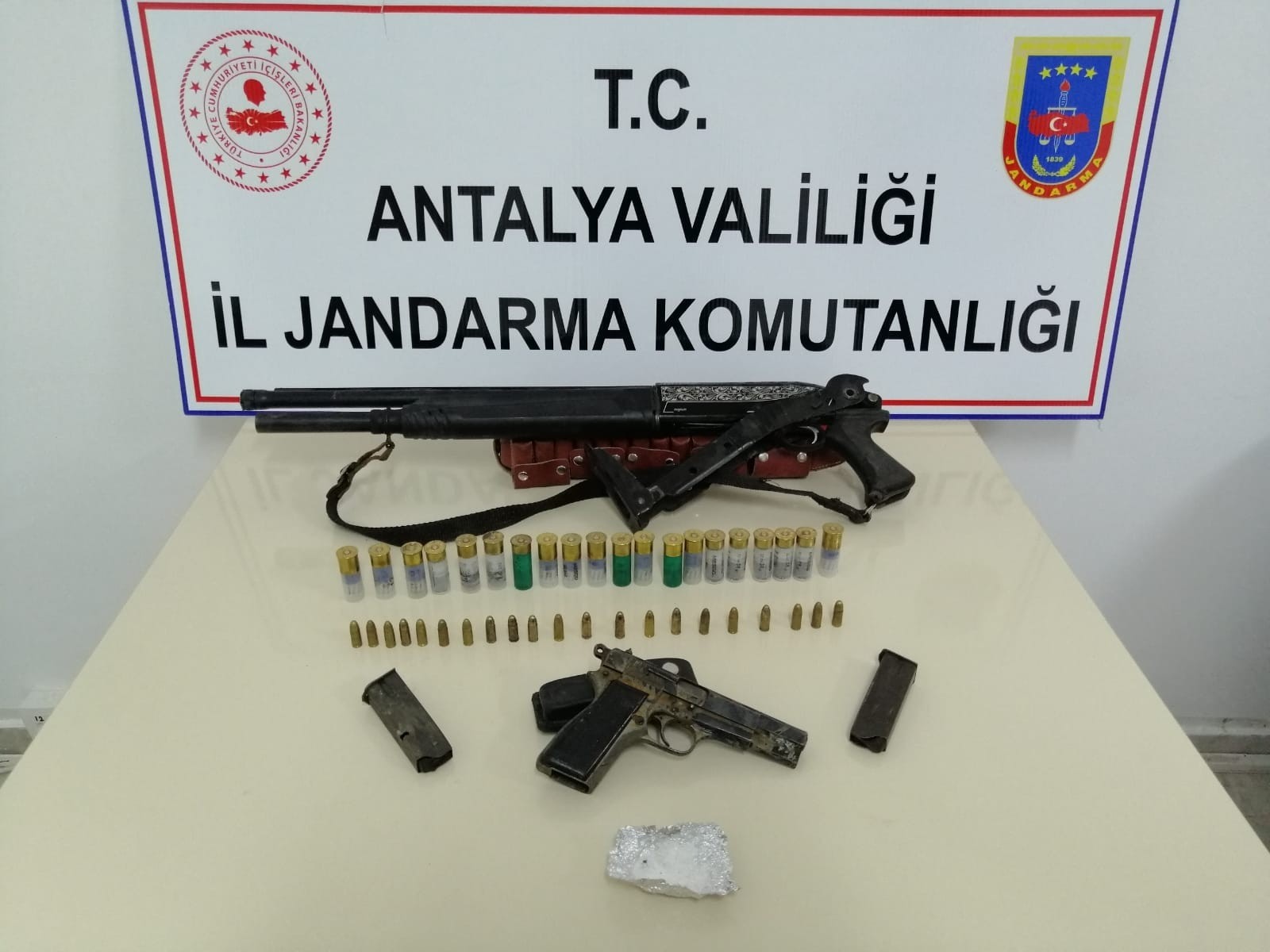 Kontrol Esnasında  kamyonette birer adet tüfek, tabanca ve uyuşturucu madde ele geçirildi