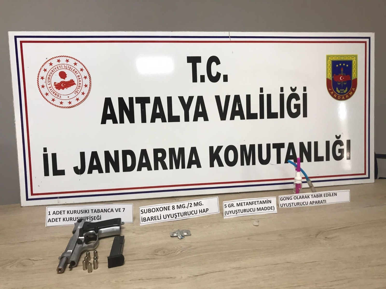 Kontrol için durdurulan araçtan uyuşturucu ve kurusıkı tabanca çıktı