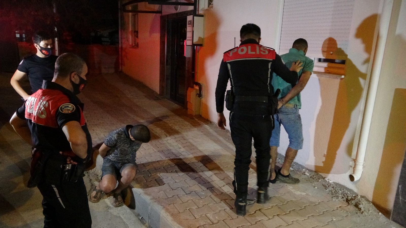 Kontrol noktasında polislerin ‘dur’ ihtarına uymayan gençler, onlarca polisi peşine taktı