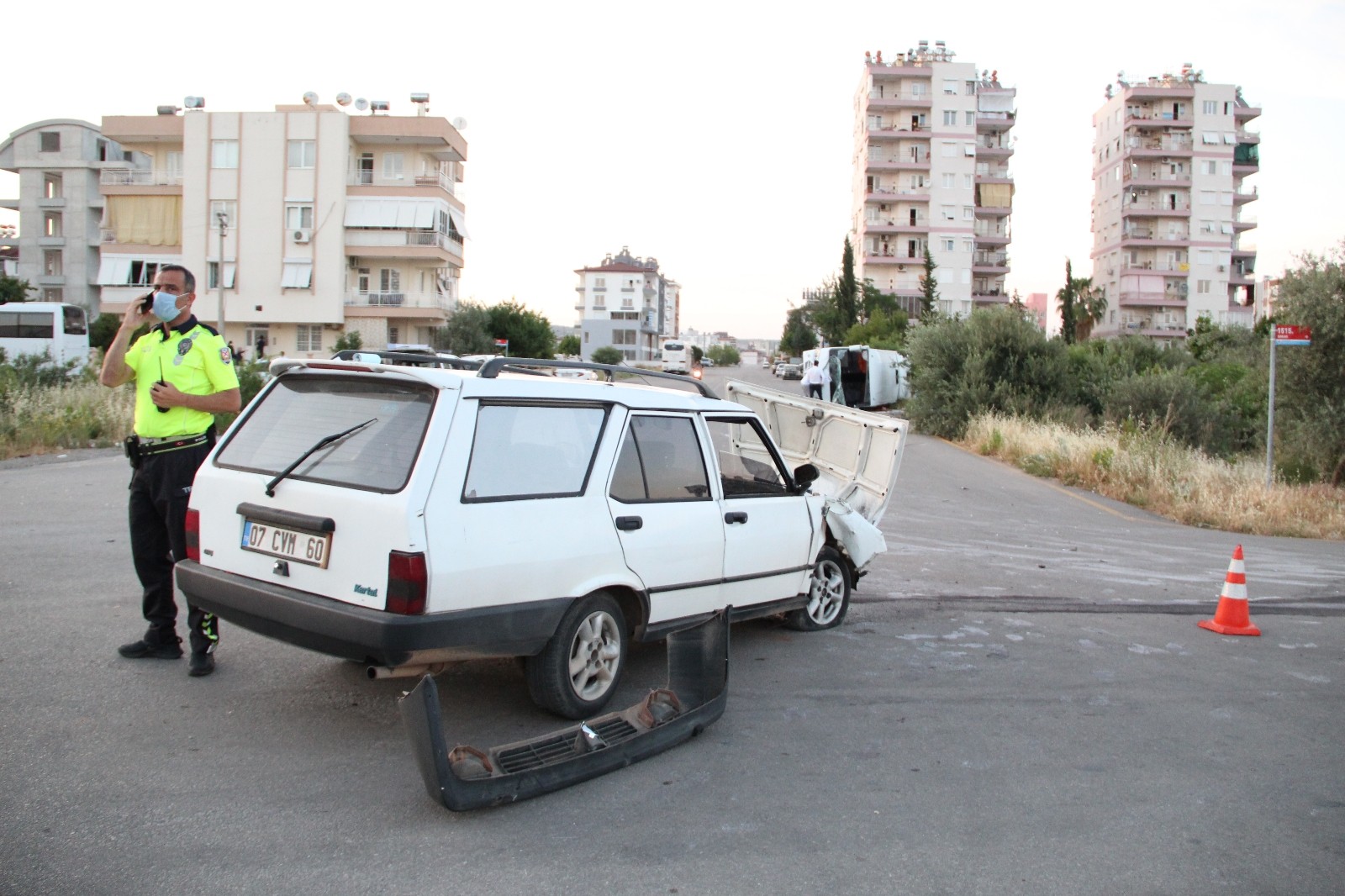 Kontrolsüz kavşakta midibüs ile otomobilin çarpışması sonucu  2 kişi yaralandı