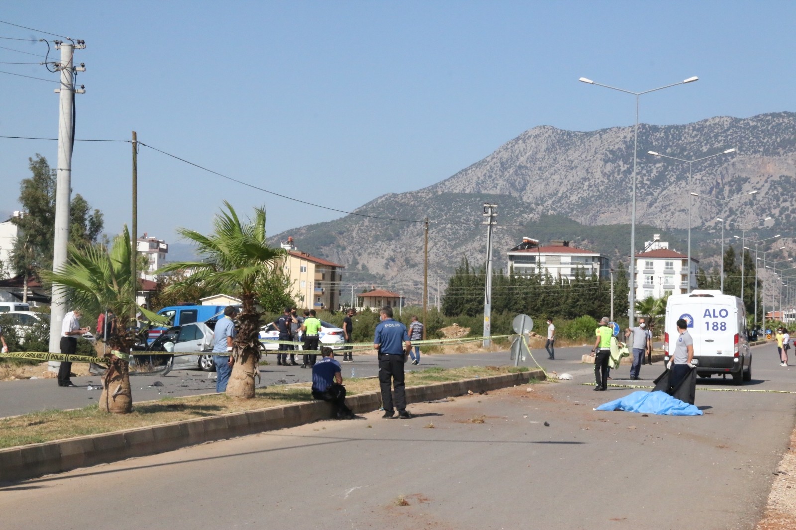 Kontrolsüz kavşakta servis minibüsü ve otomobilin çarpışması sonucu oluşan kazada yolda bekleyen bir kişi hayatını kaybetti