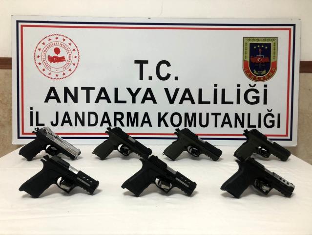 Konya'dan Antalya'ya silah ticareti yapmak için gelen 2 şahıs suçüstü yakalandı.