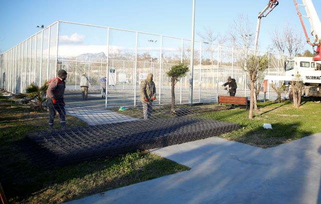 Konyaaltı Beach Park’taki tenis ve basketbol sahaları yenileniyor