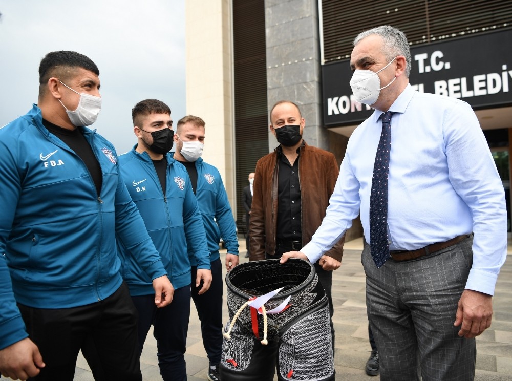 Konyaaltı Belediye Başkanı Semih Esen, Konyaaltı Belediyesi Spor Kulübü güreş takımı sporcularıyla bir araya geldi