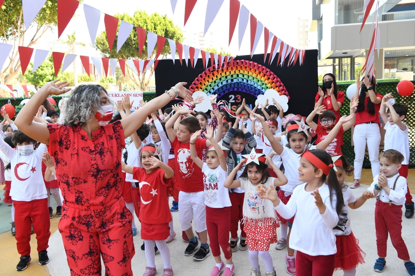 Konyaaltı Belediyesi 23 Nisan kutlamaları kapsamında ilçeyi Türk bayraklarıyla donattı