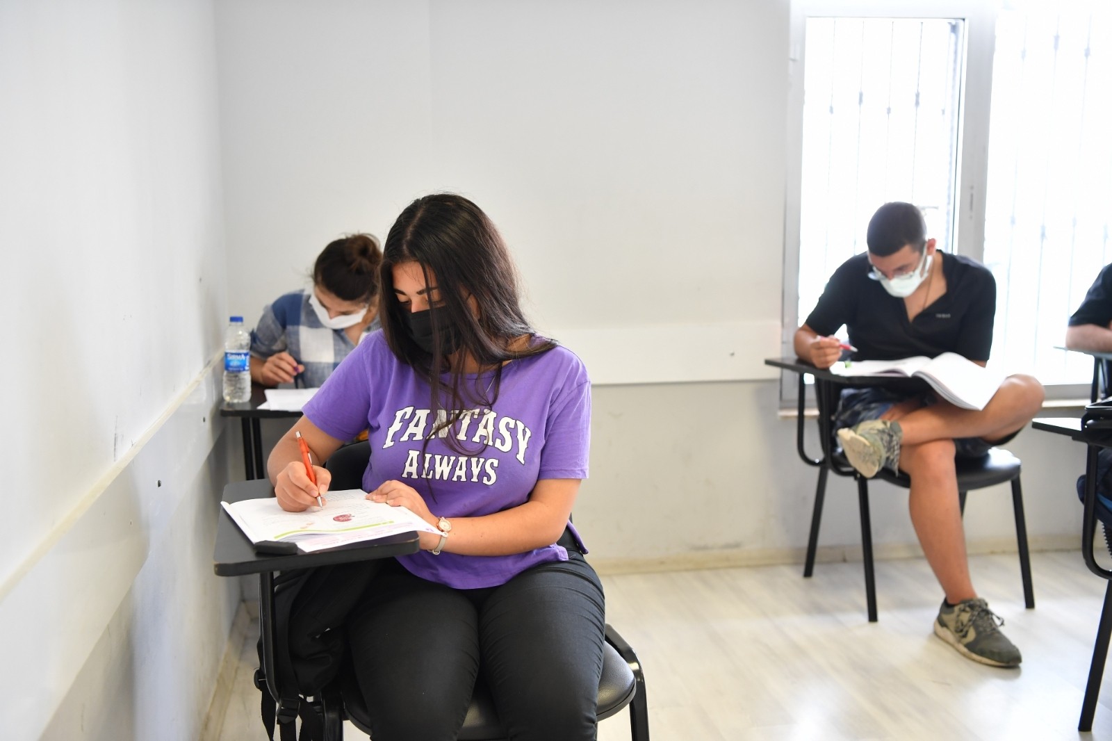 Konyaaltı Belediyesi Etüt Merkezi’nde eğitim gören öğrenciler, aldıkları eğitimleri deneme sınavları ile pekiştiriyor.