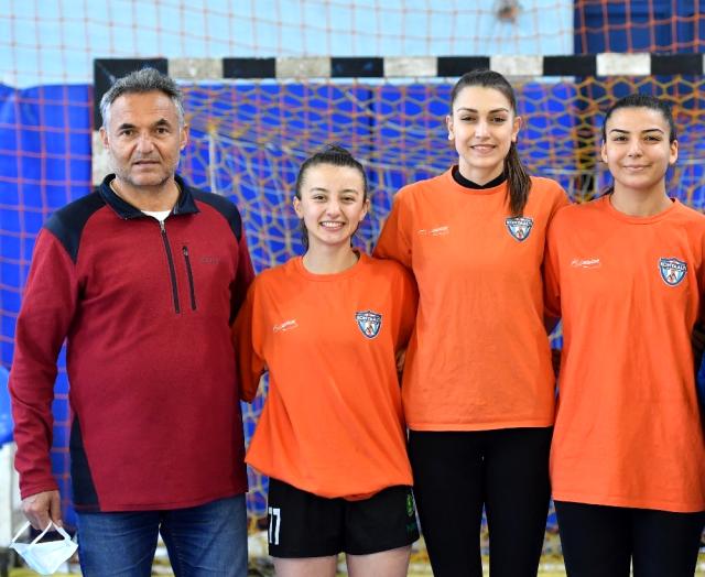 Konyaaltı Belediyesi Kadın Hentbol Takımı'ndan milli takıma 3 sporcu çağrıldı.