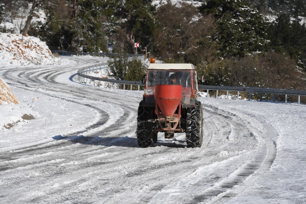 Konyaaltı Belediyesi, kar yağışı sonrası yüksek kesimlerdeki yollarda, buzlanma riskine karşı tuzlama çalışmalarını sürdürüyor.