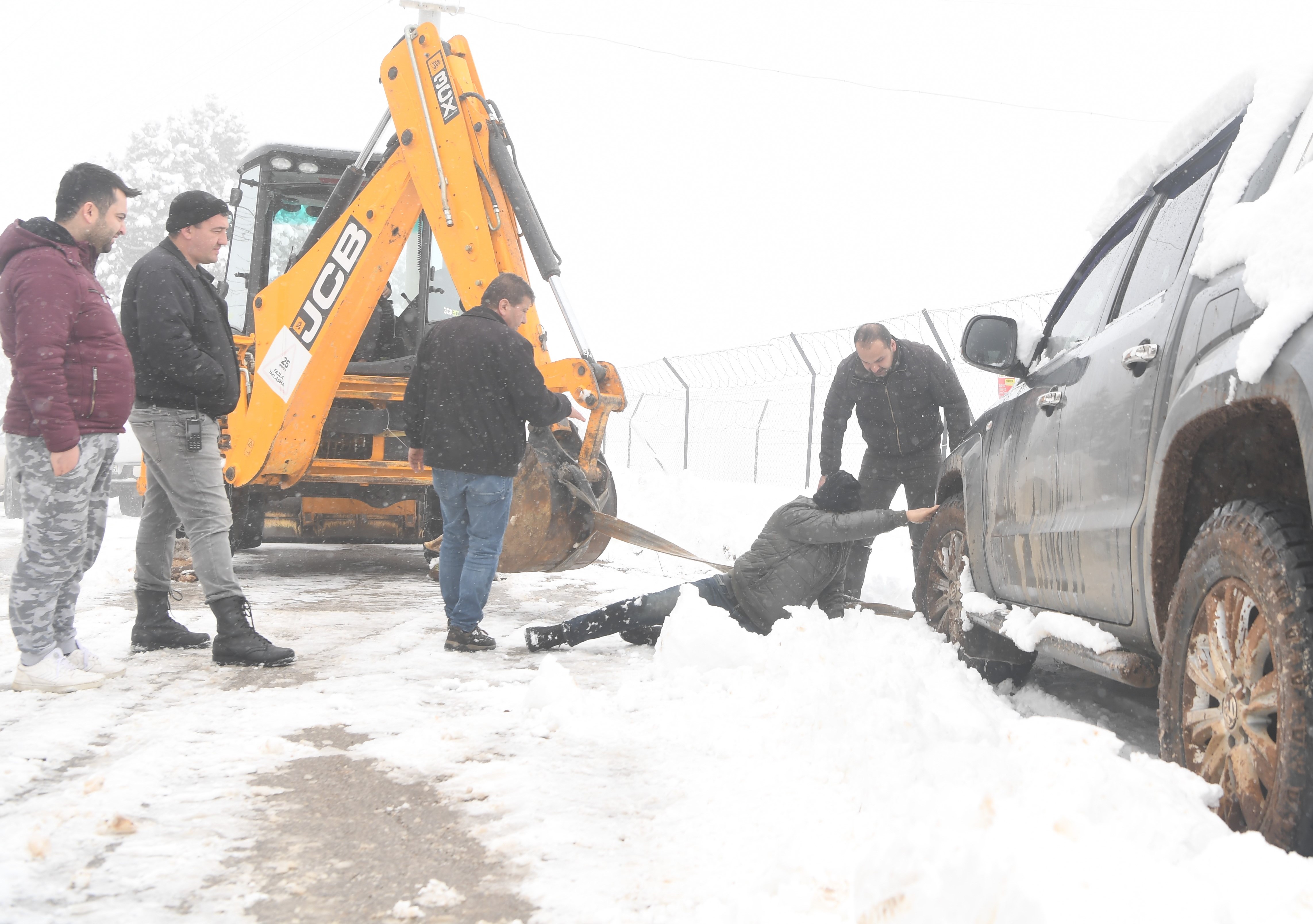 Konyaaltı Belediyesi karlı yolları açıyor