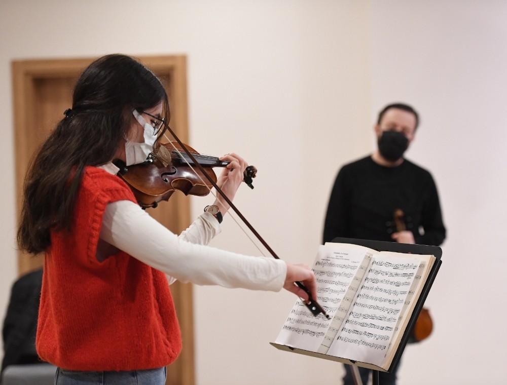 Konyaaltı Belediyesi Müzik Akademisi’nde keman eğitimi alan öğrenciler, keman sanatçısı Can Özhan’dan iki gün boyunca masterclass eğitimi aldı.