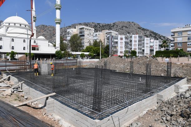 Konyaaltı Belediyesi’nin Hurma Mahallesi’nde hayata geçireceği çocuk kreşi ve gündüz bakımevi projesinde inşaat çalışmaları tüm hızıyla sürüyor. 