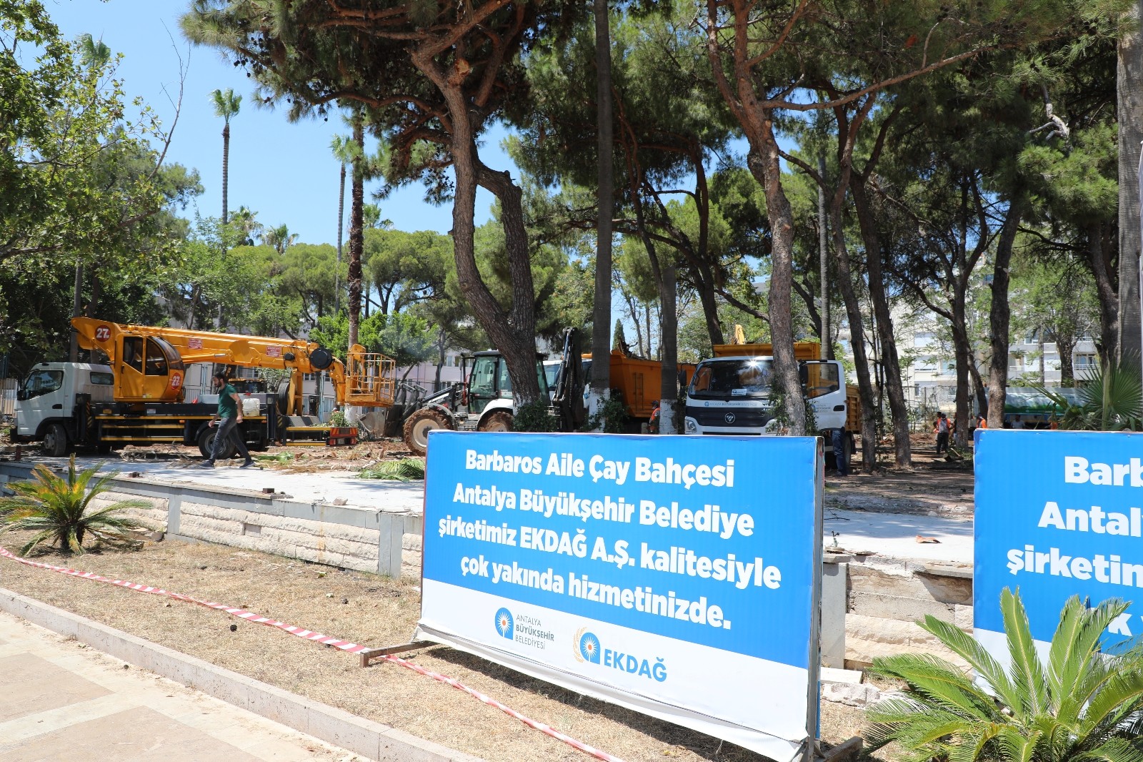 Konyaaltı Caddesi üzerindeki Barbaros Aile Çay Bahçesi Yenilenmeye devam ediliyor