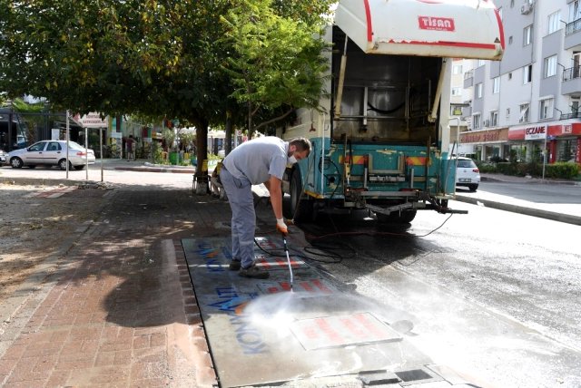 Konyaaltı'nda çöp konteynerleri dezenfekte edildi