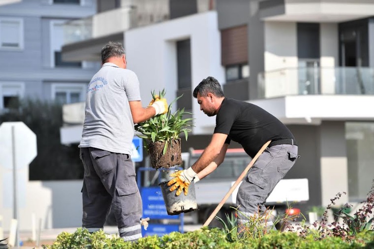 KONYAALTI’NIN DÖRT BİR YANINDA ÇALIŞMALAR SÜRÜYOR