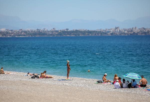 Konyaaltı sahili, 17 günlük tam kapanma sürecinde kısıtlamadan muaf turistlere ev sahipliği yaptı