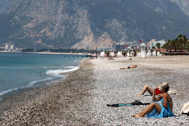 Konyaaltı sahili normalleşme öncesi son kez turistlere kaldı