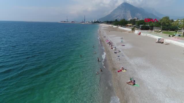 Konyaaltı sahili turistlerin akımına uğradı 