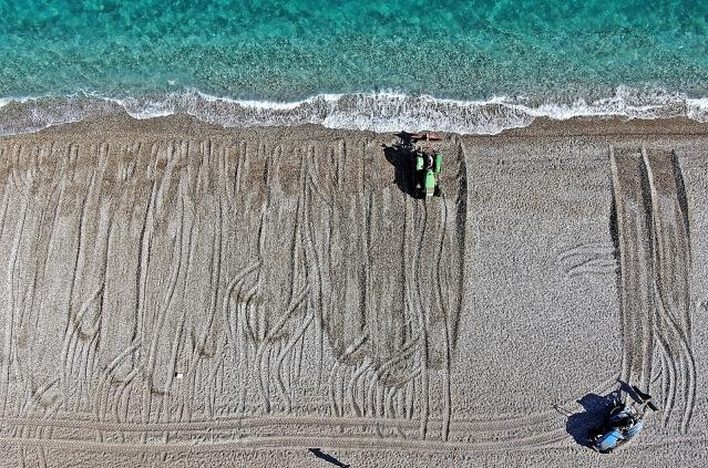 Konyaaltı Sahili turizm sezonu hazırlıkları tüm hızıyla devam ediyor