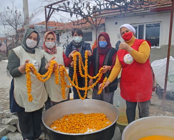 KORKOOP kadınları turunç kabuğundan reçel üretiyor