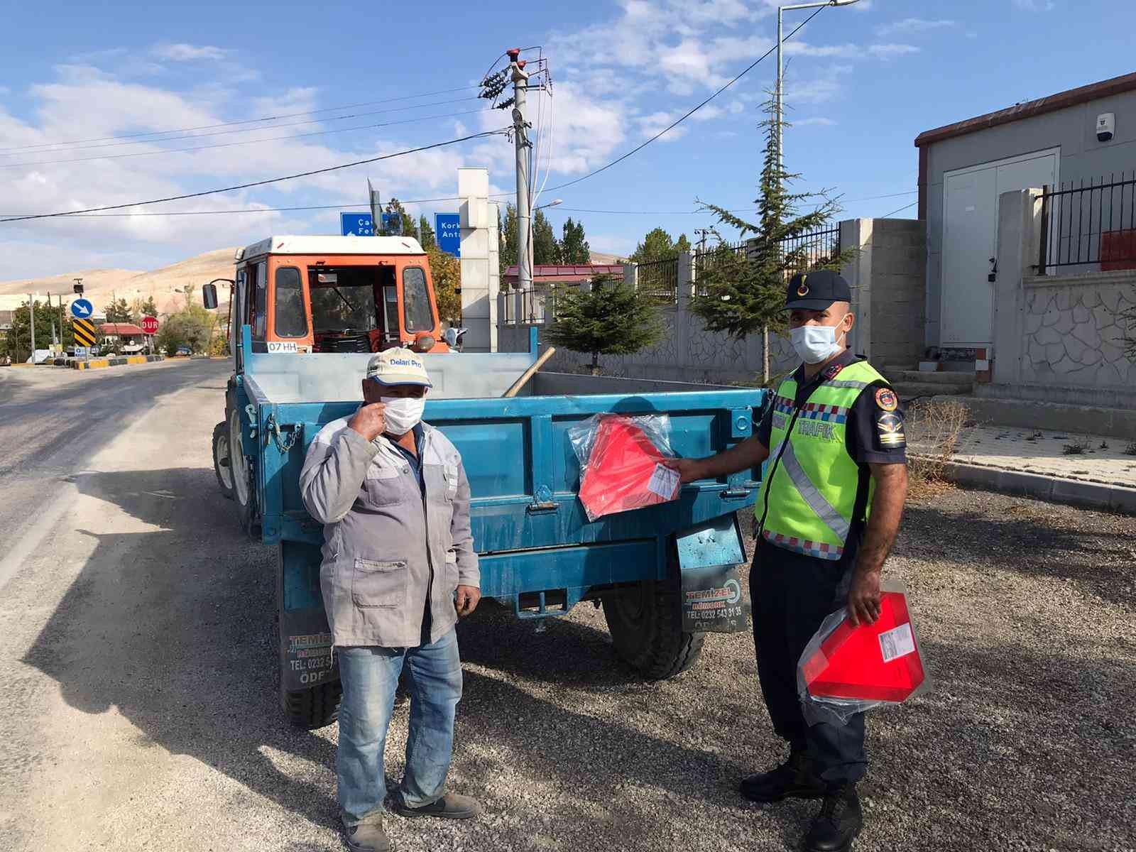 Korkuteli'de jandarma ekipleri traktör sürücülerine reflektör dağıttı