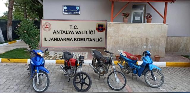 Korkuteli ilçesinde vatandaşların motosikletini çalan 2 kişiyi yakaladı