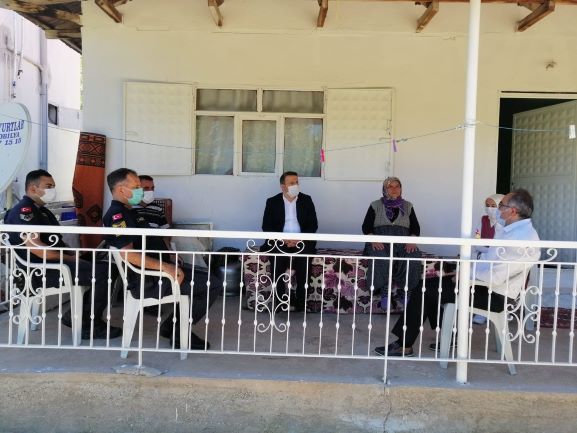Korkuteli Kaymakamı vefat eden  şehit babası Halil Kılıç’ın evine taziye ziyaretinde bulundu