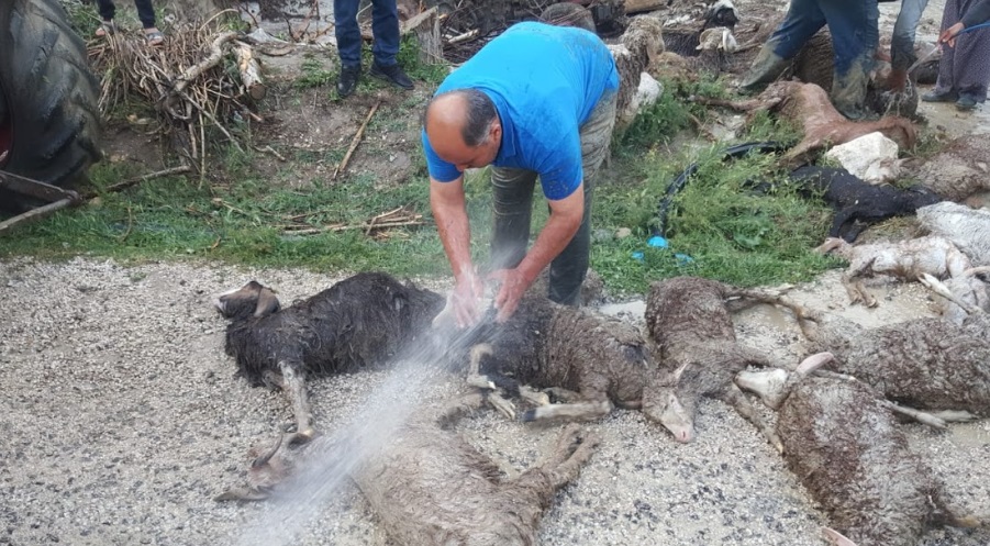 KORKUTELİ’NDE SAĞANAK YAĞIŞ 2 MAHALLEDE SU BASKINLARINA NEDEN OLDU