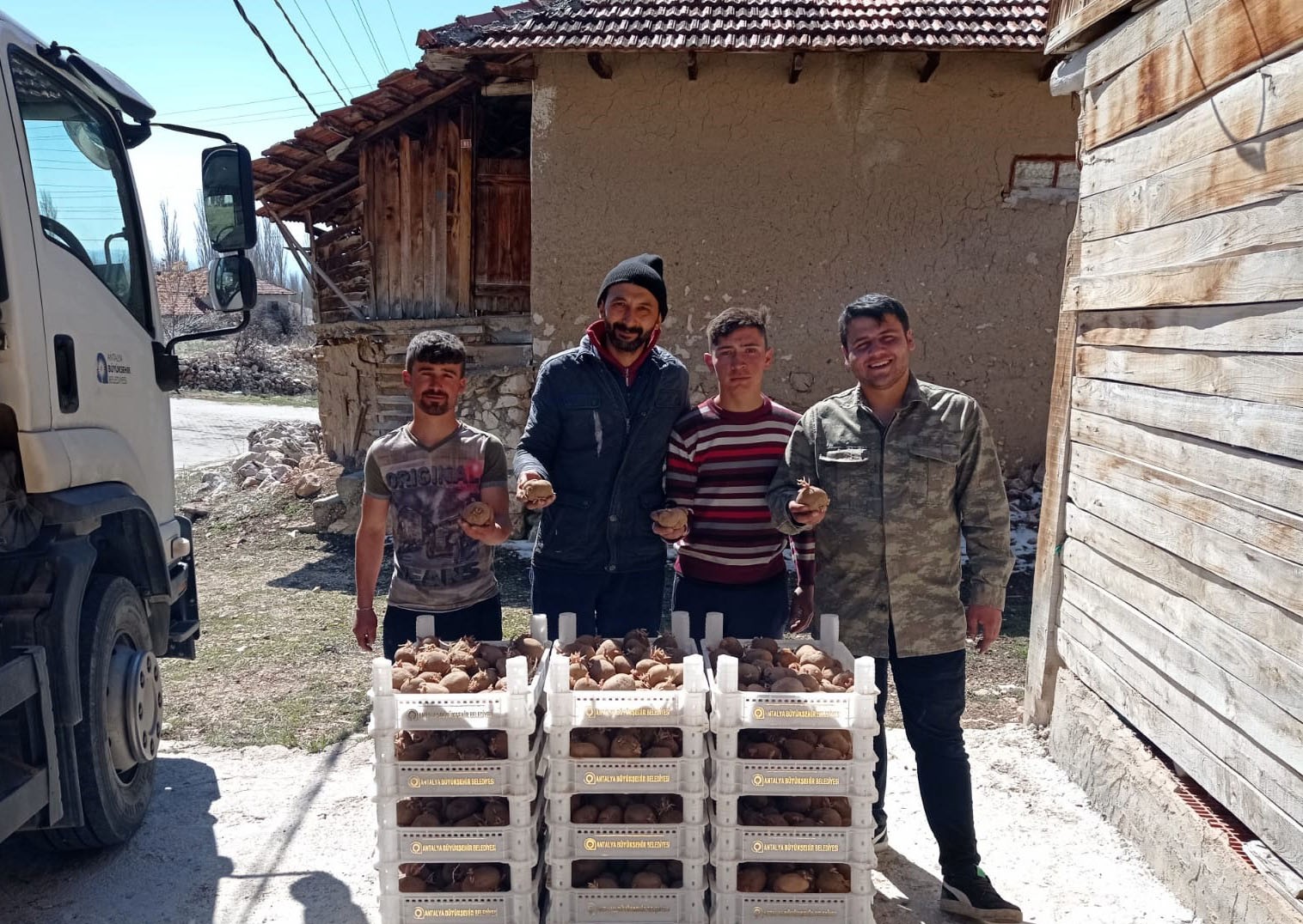 Korkuteli'ne sözleşmeli üretim modeliyle yetiştirmek üzere 4 ton patates teslim edildi.