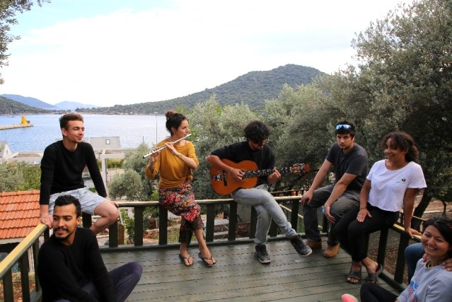 Korona sebebiyle mahsur kalan turistler, turizm merkezinde hem çalışıp hem tatil yapıyorlar