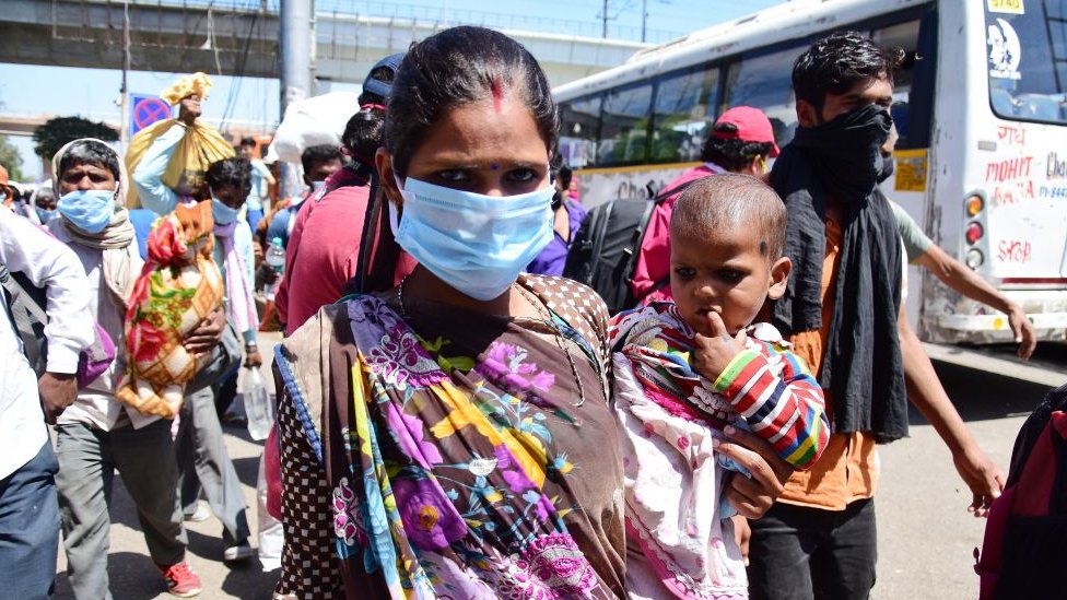 Koronavirüs: Hindistan'da salgın sonrası sokağa çıkma yasağı insani trajediye dönüştü