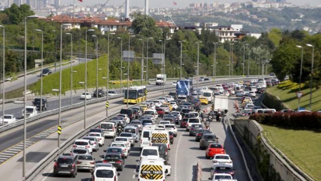 Koronavirüs salgınında normalleşmenin başladığı gün İstanbul'da son 53 günün en hareketli günü oldu
