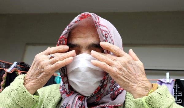 Koronavirüsü yenen kadına, virüsten hayatını kaybeden oğlunun acı haberi verilemedi