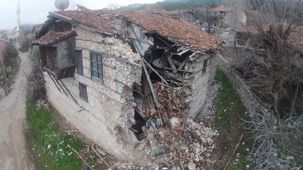 Koruma altındaki tarihi düğmeli evler tek tek yok oluyor