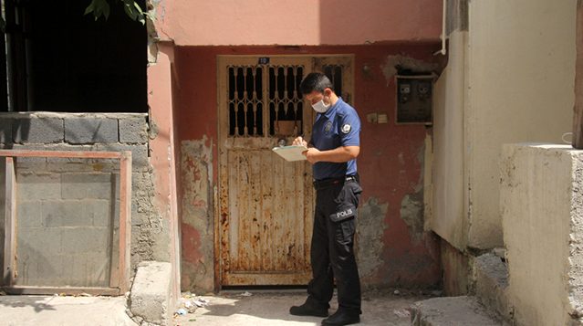 Kötü kokular mahalleliyi harekete geçirdi! Evde cansız bedeni bulundu