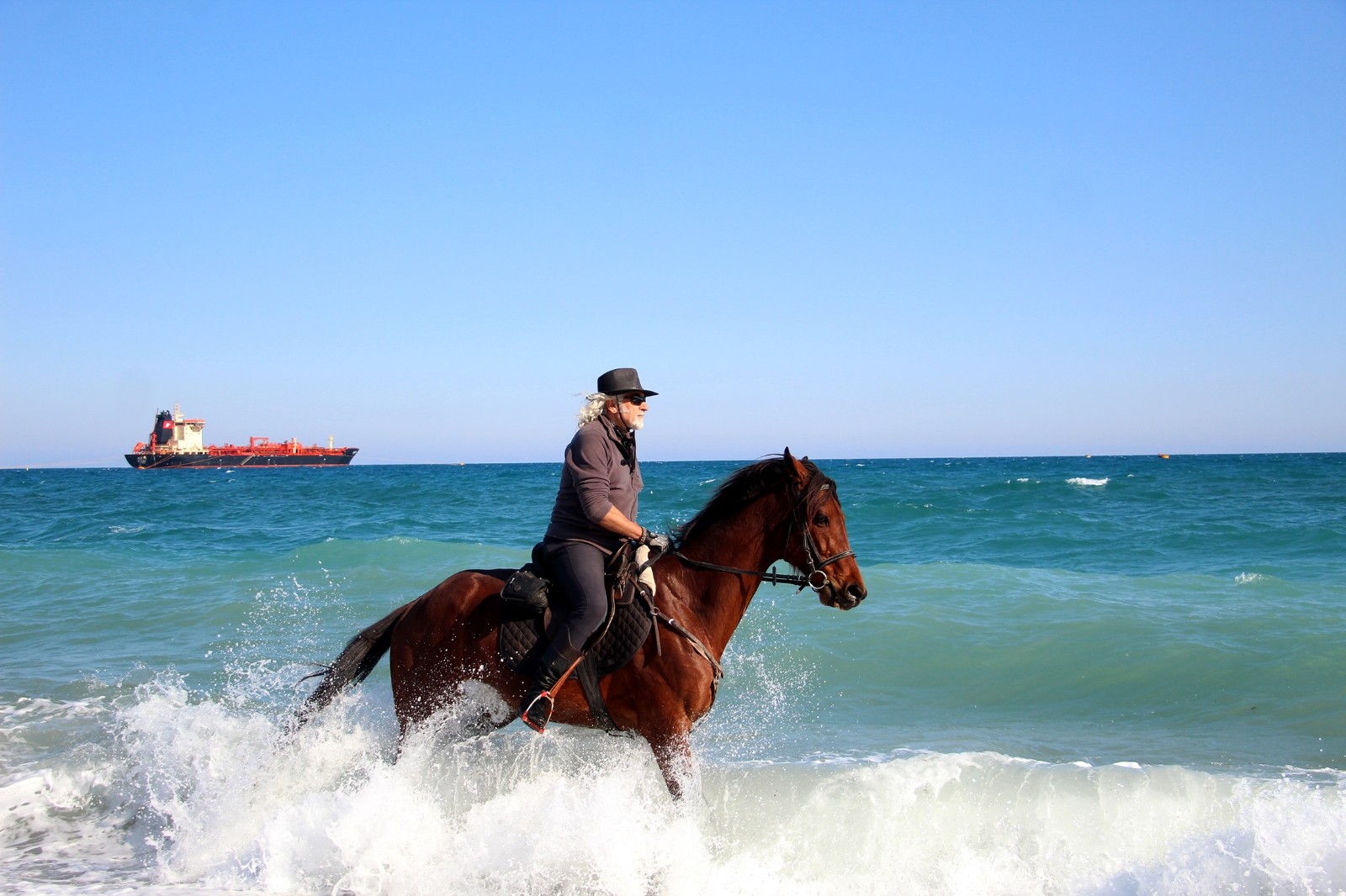 Kovboy şapkasını takıp Antalya sokaklarında at koşturuyor, gören bir daha bakıyor