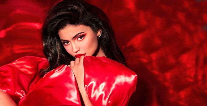 Kozmetik milyarderi Kylie Jenner, makyajsız ve yalın ayak sokağa fırladı